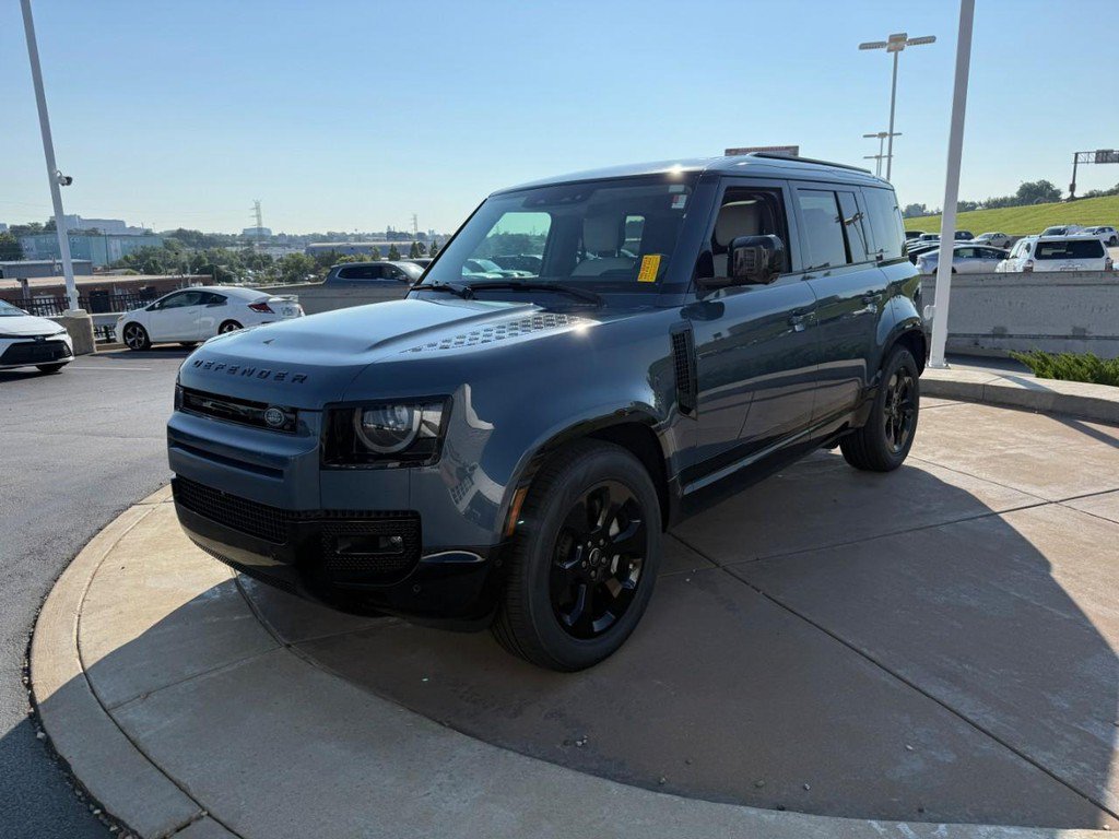 Used 2025 Land Rover Defender 110 X-Dynamic SE AWD/4WD image 11