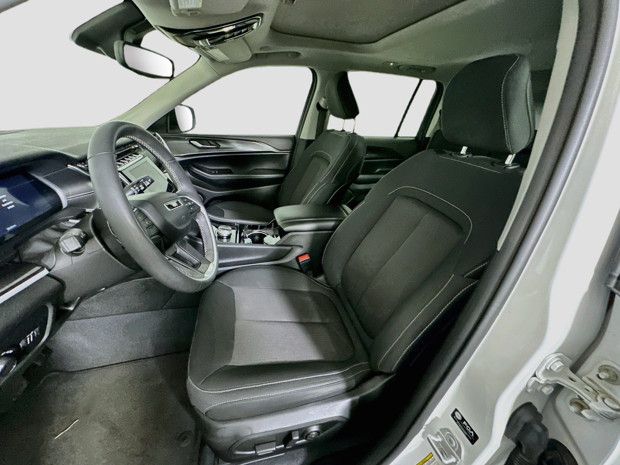 Used 2023 Jeep Grand Cherokee Laredo w/ Luxury Tech Group I AWD/4WD image 13