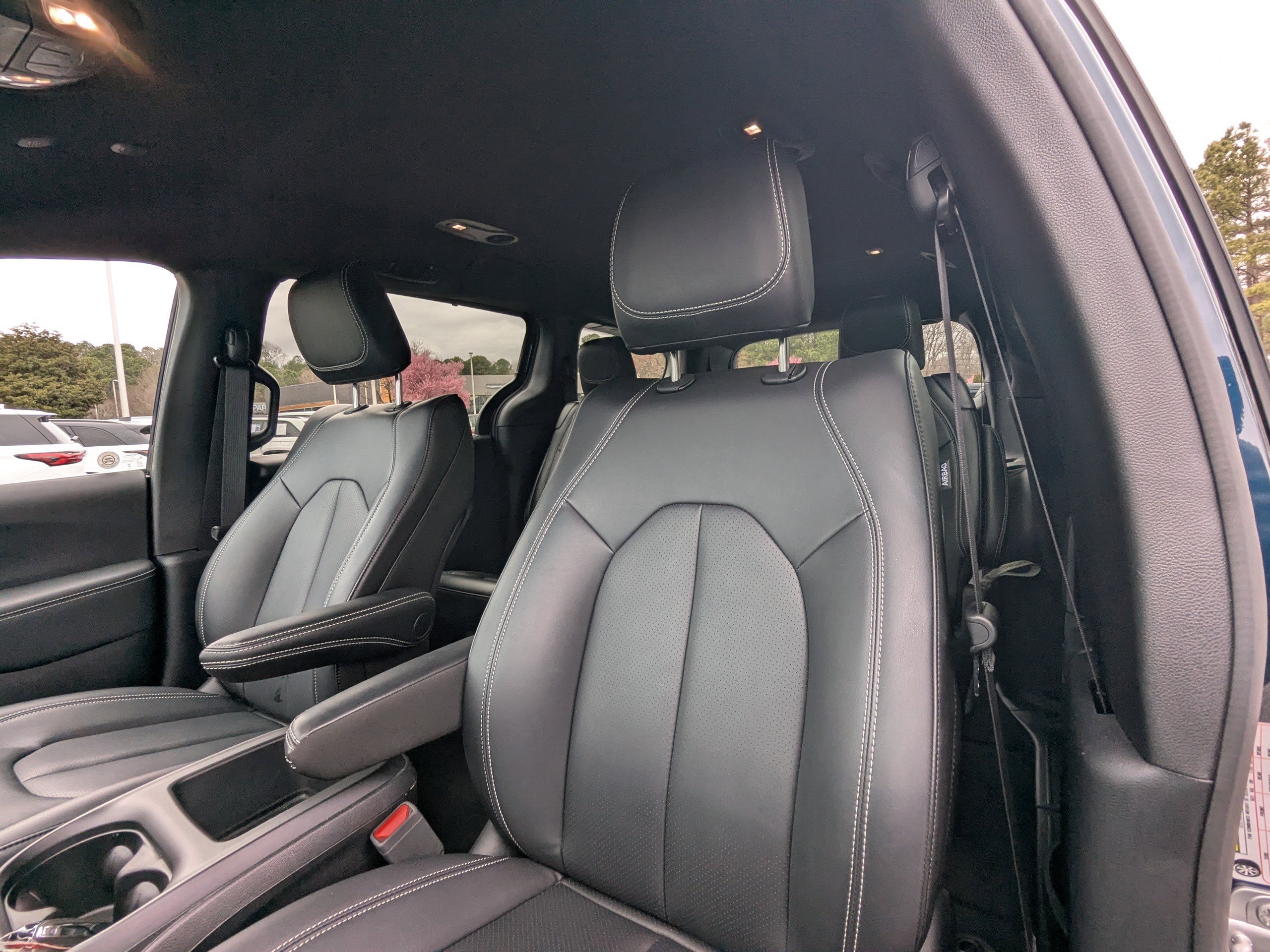 Used 2025 Chrysler Pacifica Select image 9