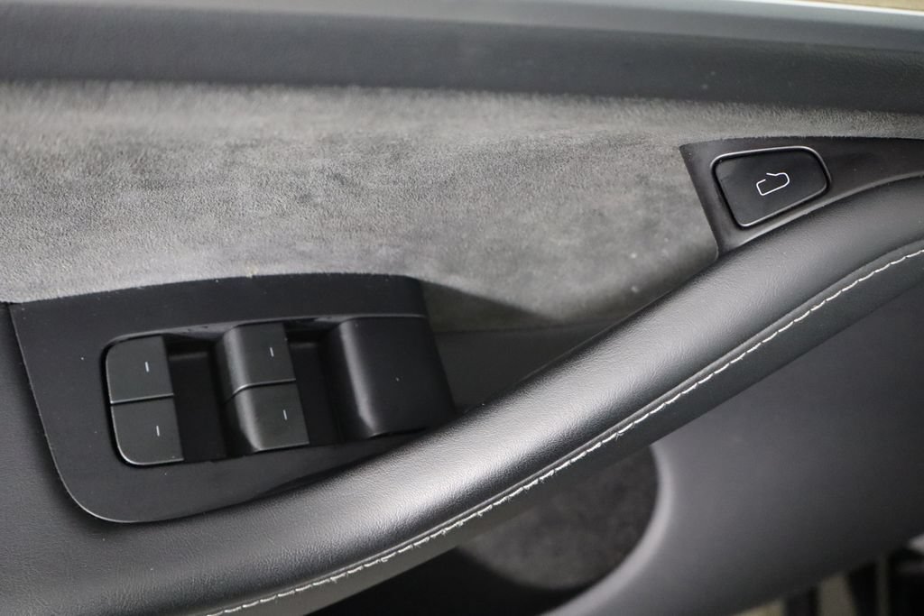 Used 2024 Tesla Model Y Long Range AWD/4WD image 18