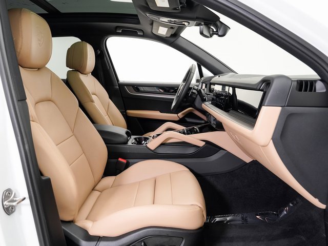 Used 2025 Porsche Cayenne image 23
