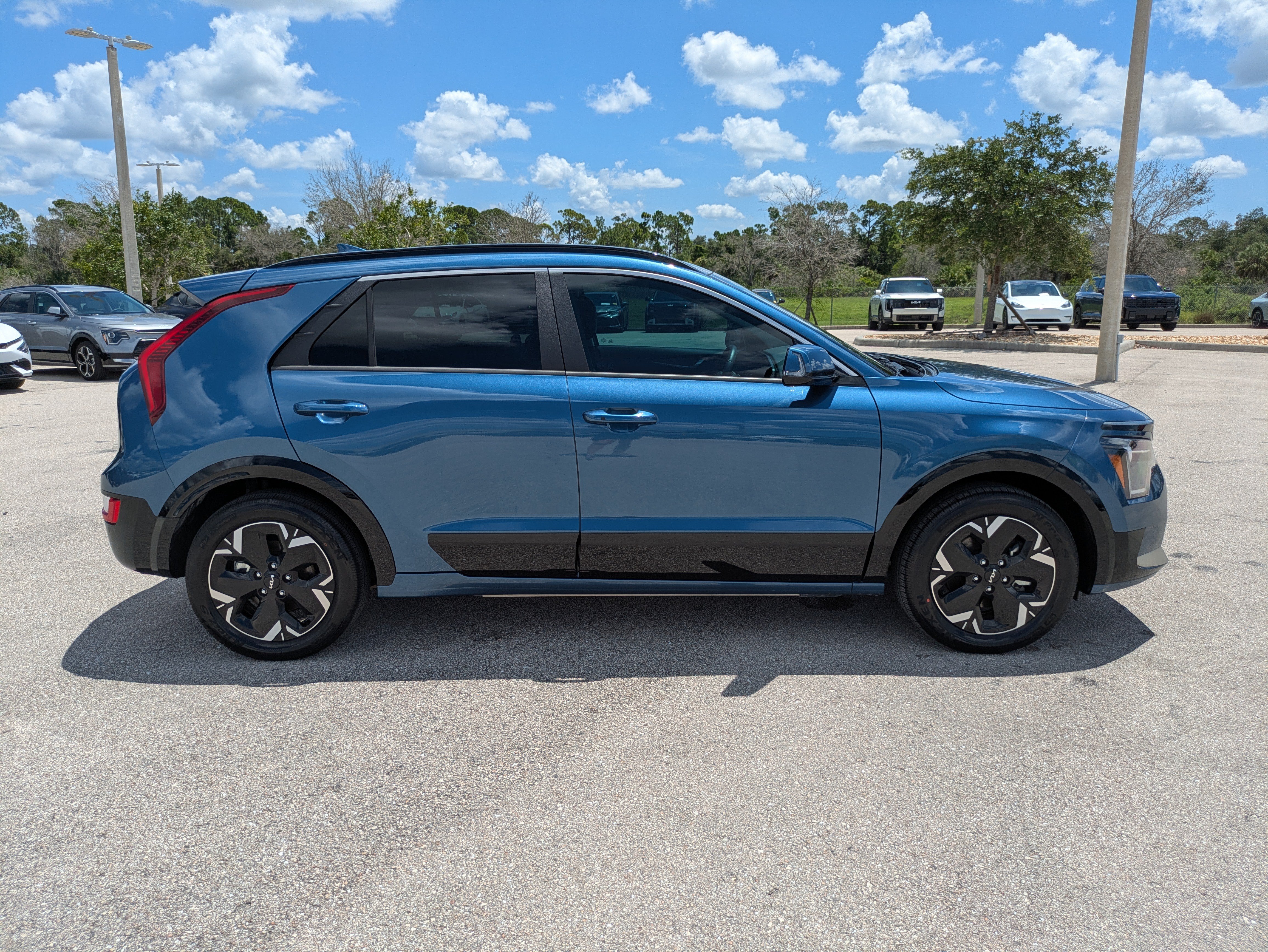 Certified 2024 Kia Niro Wind FWD image 3