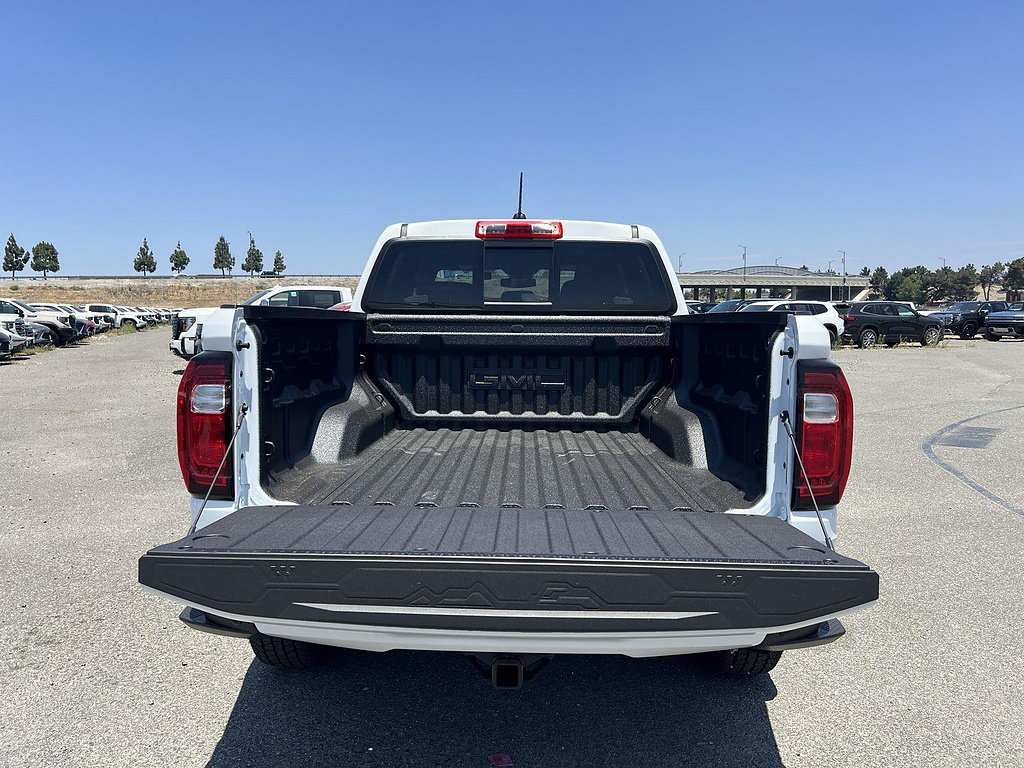 New 2026 GMC Canyon Elevation w/ LPO, Black Badging Package RWD image 27