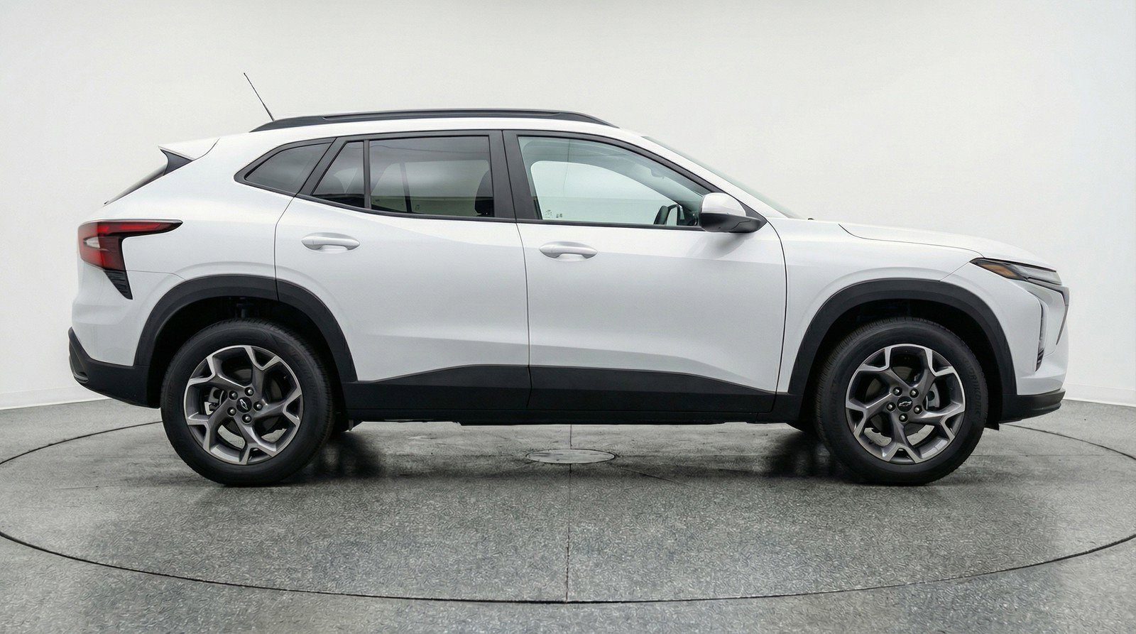 Used 2025 Chevrolet Trax LT FWD image 11