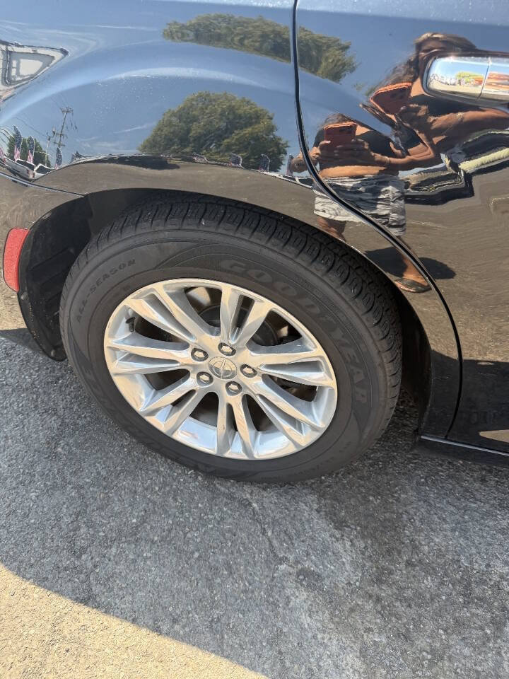Used 2017 Chrysler 300 C RWD image 15