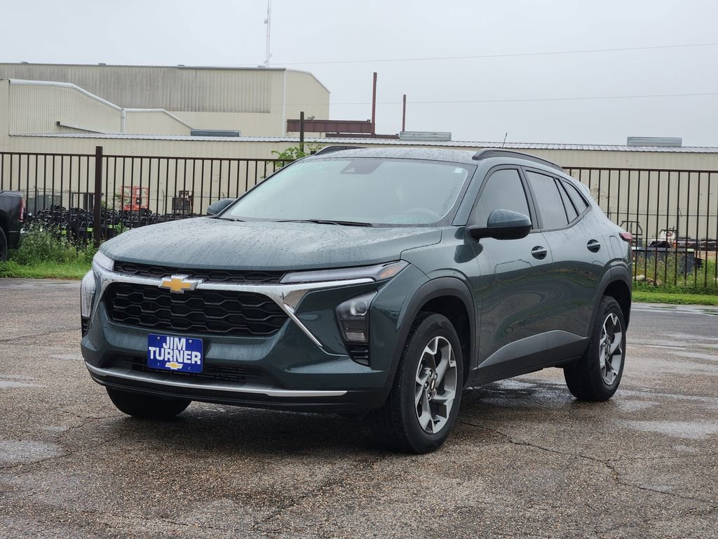 Used 2025 Chevrolet Trax LT FWD image 3