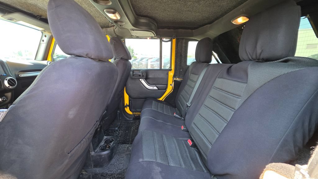 Used 2015 Jeep Wrangler Unlimited Rubicon w/ Connectivity Group AWD/4WD image 13
