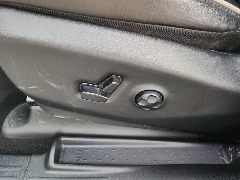 Used 2025 Chrysler Pacifica Limited FWD image 8