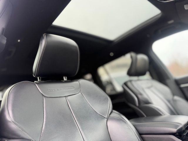 Used 2022 Jeep Grand Cherokee Overland w/ Luxury Tech Group IV image 13