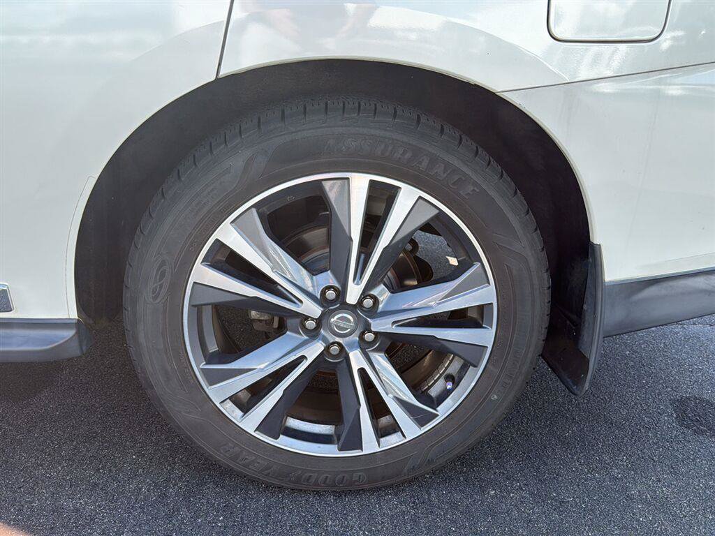 Used 2017 Nissan Pathfinder Platinum w/ Family Entertainment Package FWD image 13