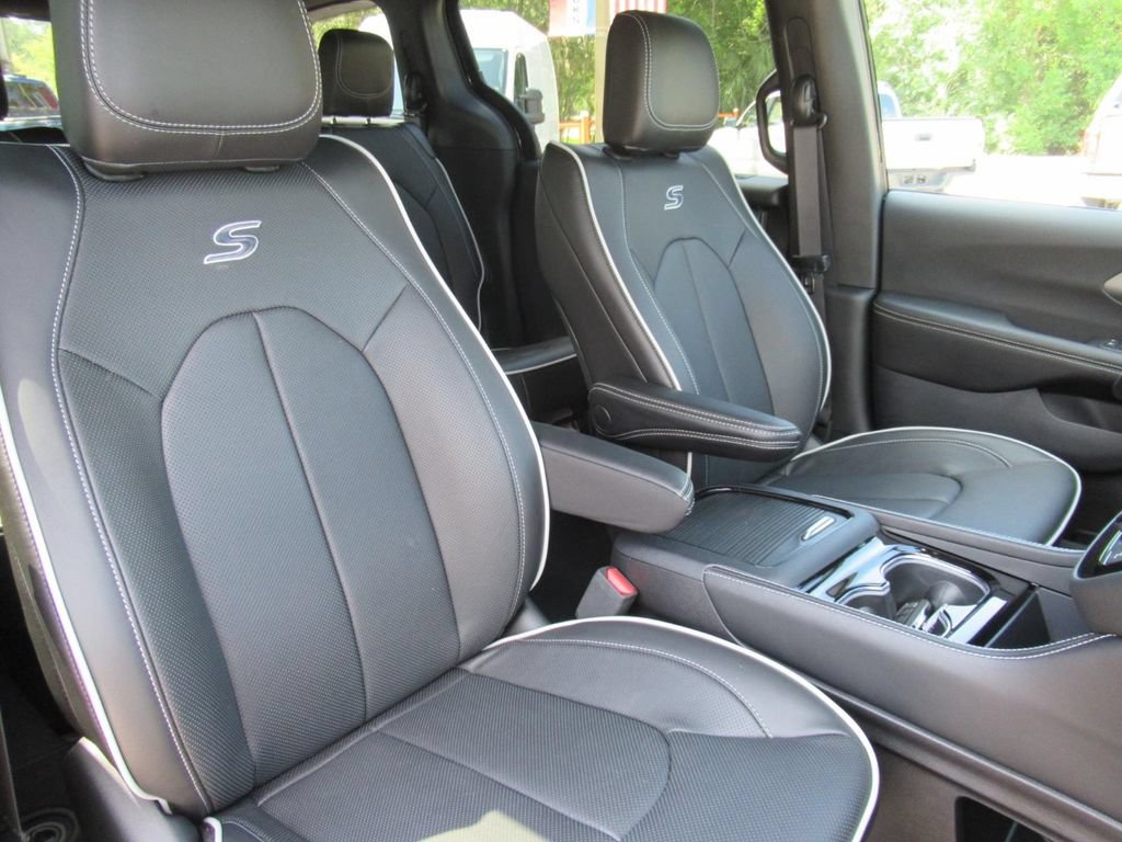 New 2027 Chrysler Pacifica Limited FWD image 9