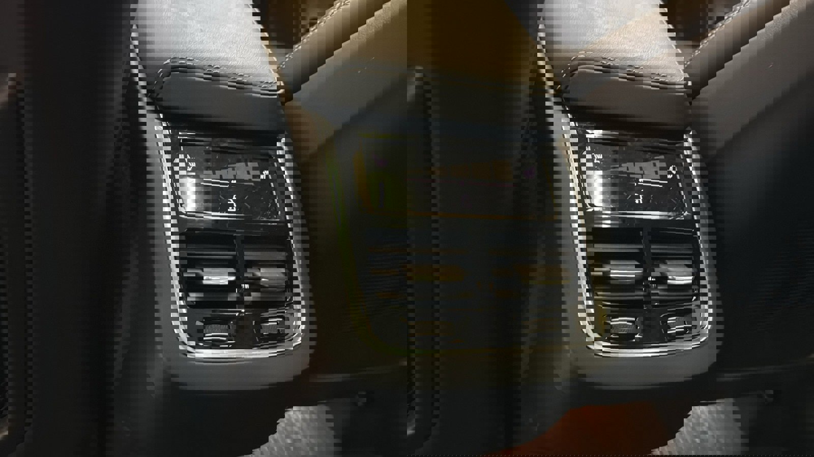 Certified 2023 Volvo XC60 B5 Ultimate w/ Climate Package image 28