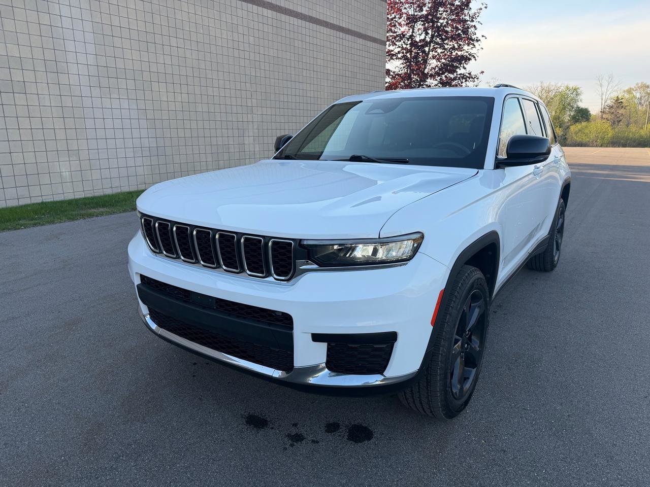 Used 2023 Jeep Grand Cherokee Altitude AWD/4WD image 1