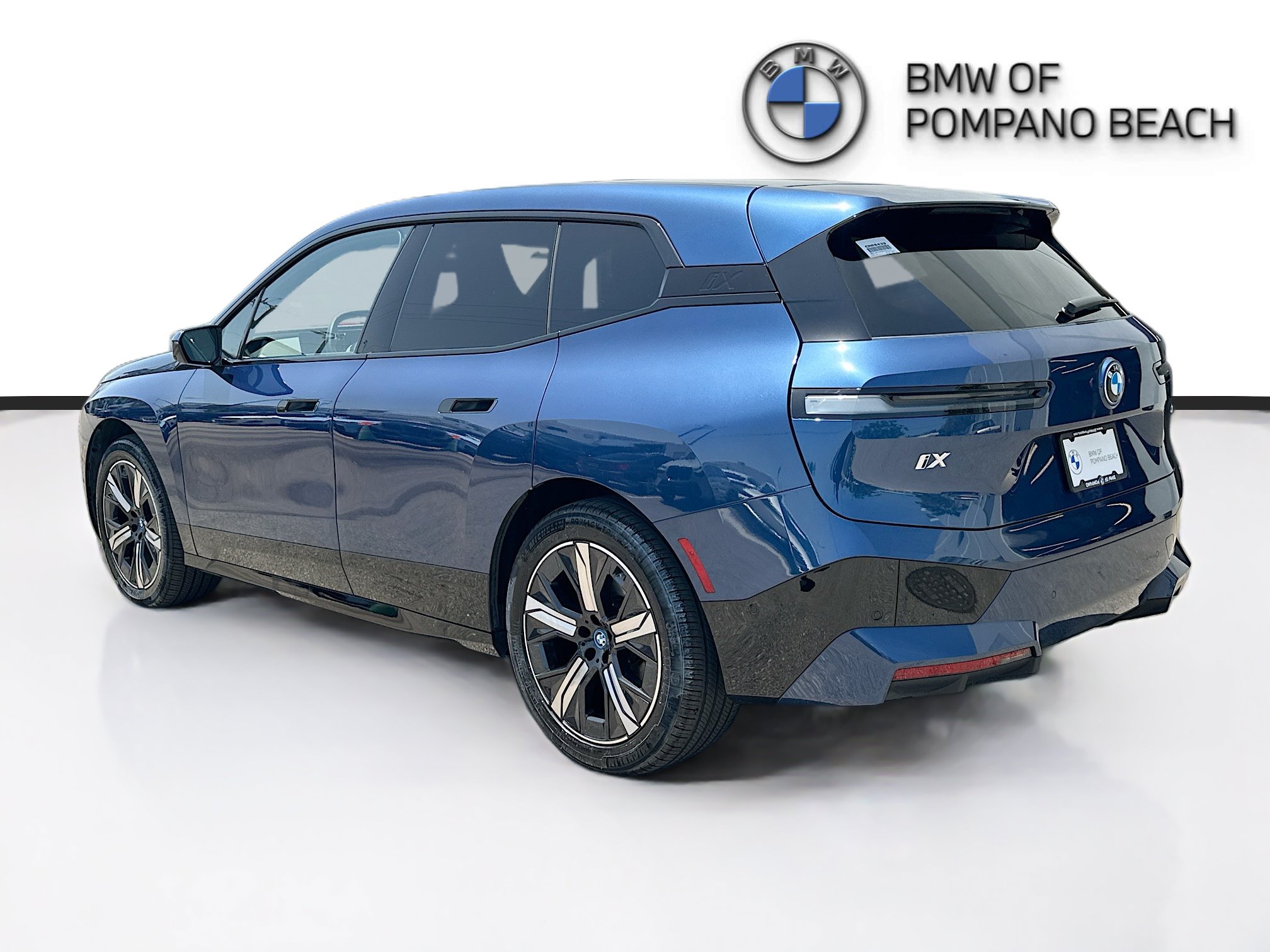 Used 2024 BMW iX xDrive50 w/ Sport Package AWD/4WD image 5