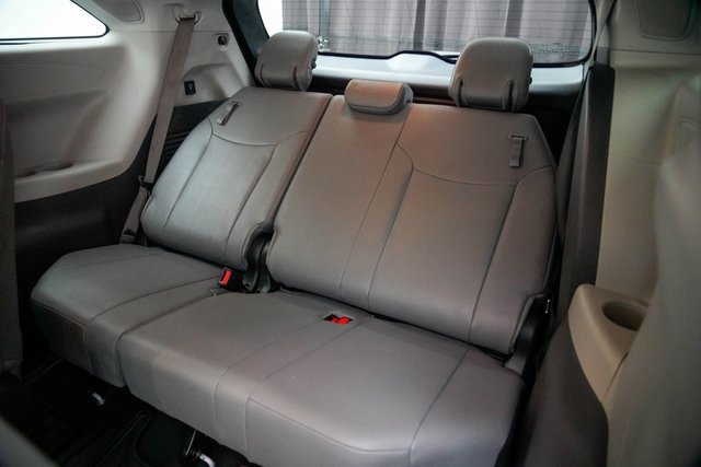Used 2022 Toyota Sienna Limited image 17