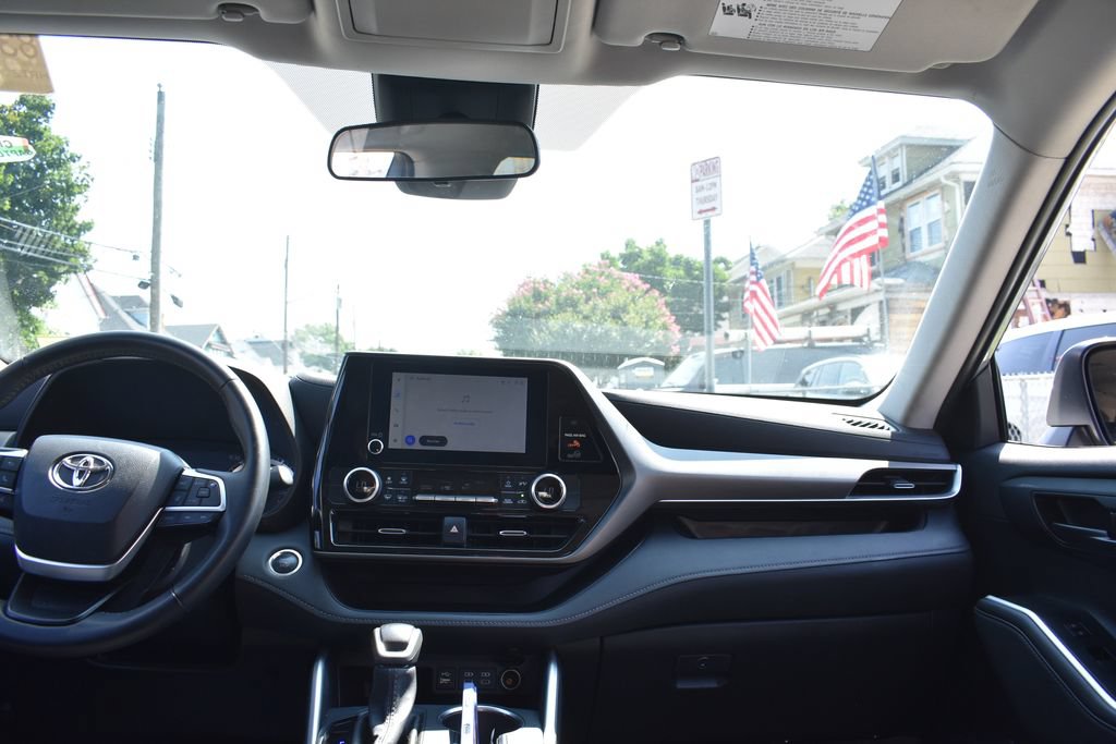 Used 2025 Toyota Highlander LE FWD image 29