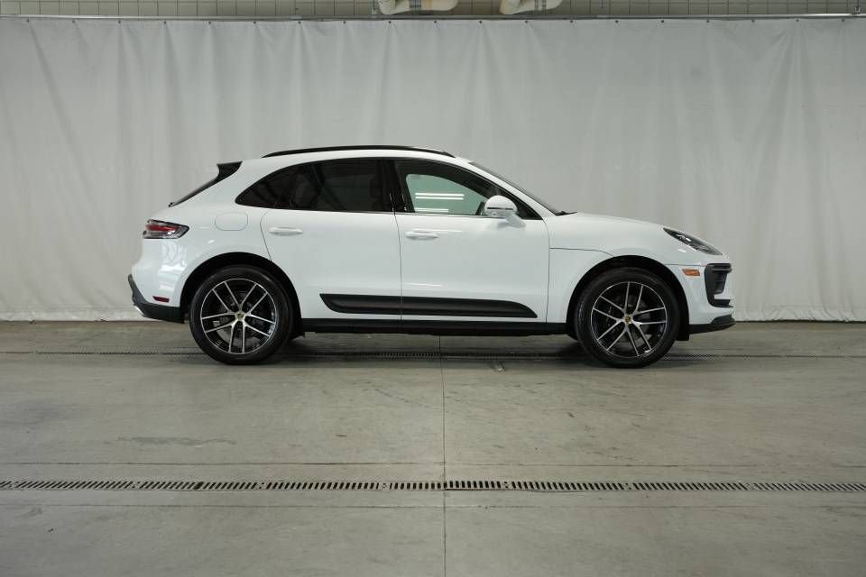 Certified 2025 Porsche Macan AWD/4WD image 9