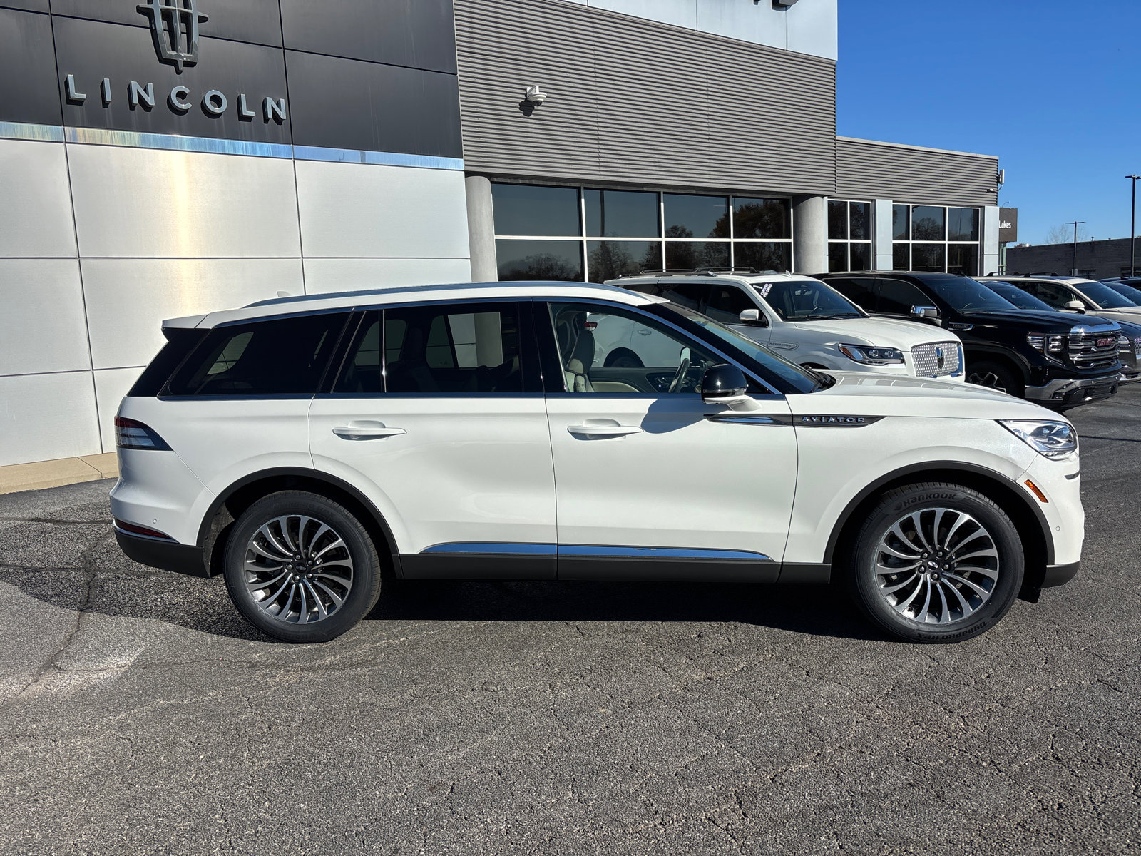 Certified 2022 Lincoln Aviator Reserve w/ Equipment Group 201A image 8