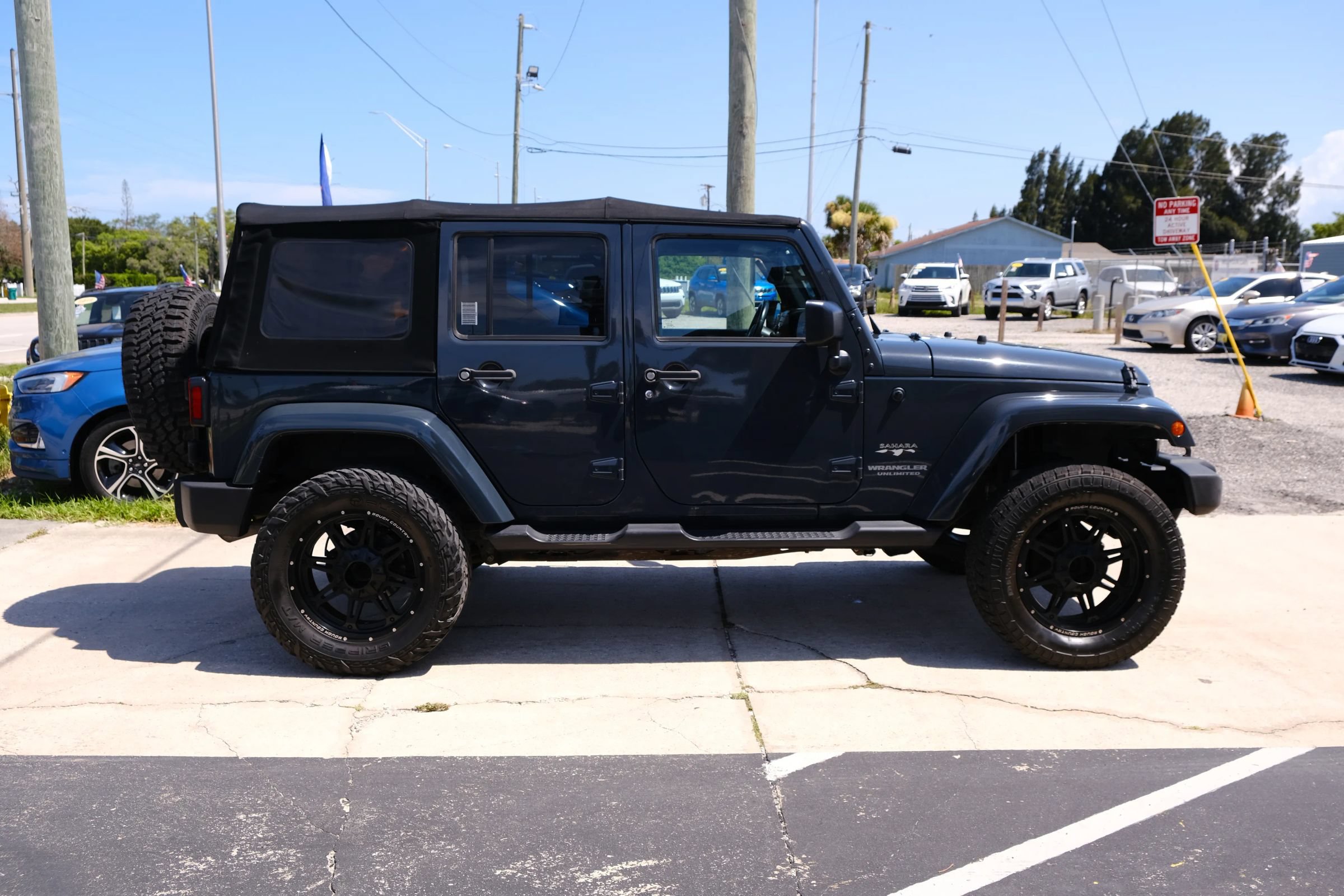 Used 2017 Jeep Wrangler Unlimited Sahara w/ Connectivity Group AWD/4WD image 4