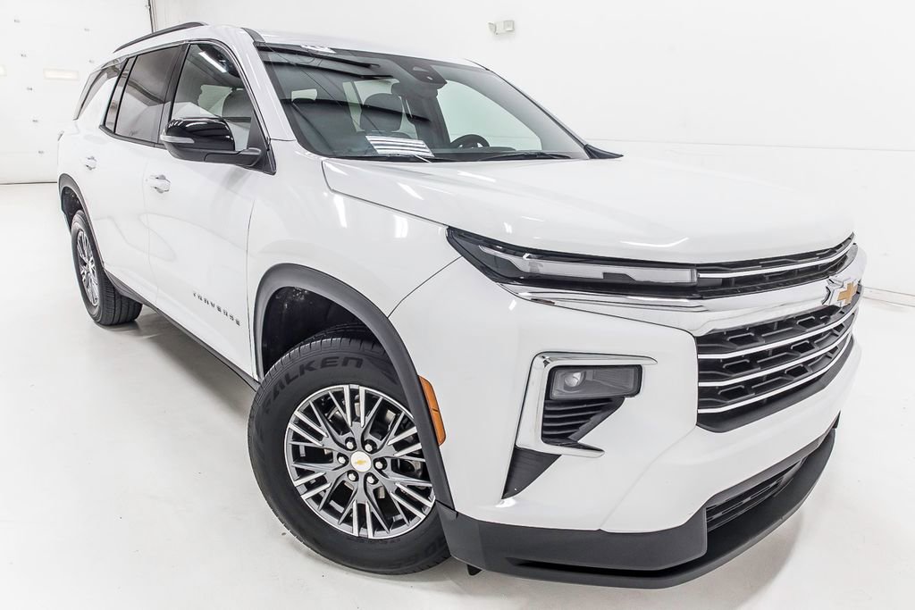 Used 2025 Chevrolet Traverse LT image 8