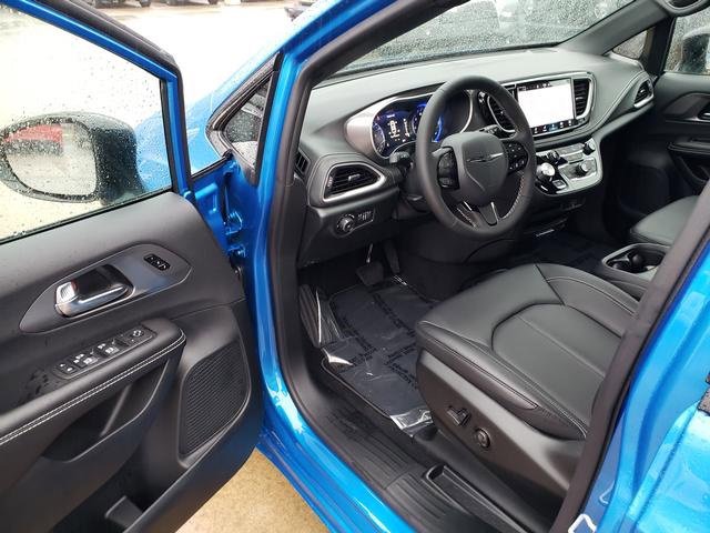 New 2026 Chrysler Pacifica Select w/ S Appearance Package image 6