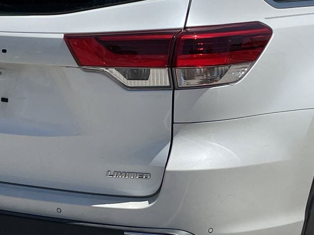 Used 2017 Toyota Highlander Limited FWD image 6
