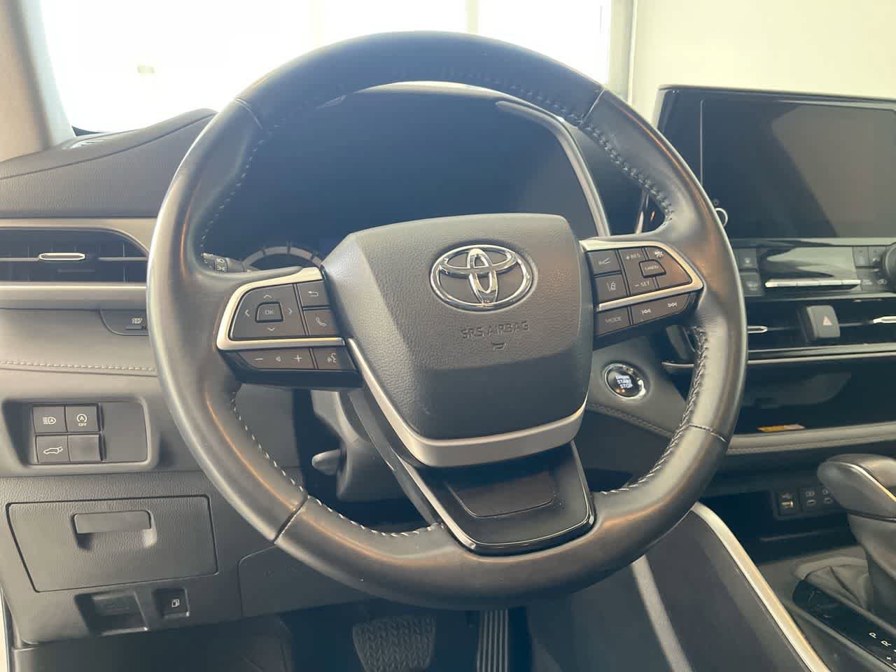 Used 2023 Toyota Highlander XLE AWD/4WD image 14
