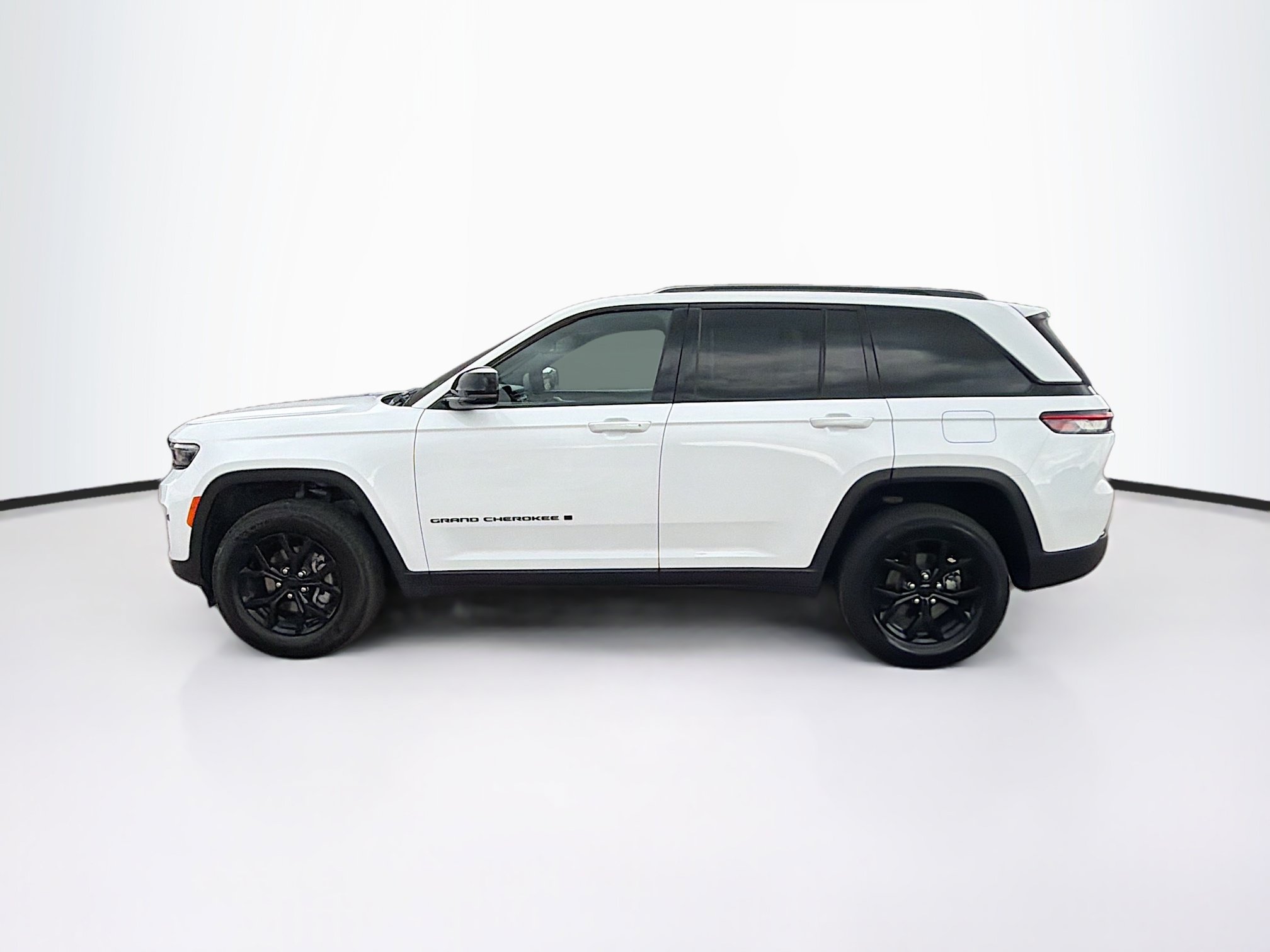 Used 2024 Jeep Grand Cherokee Altitude AWD/4WD image 4