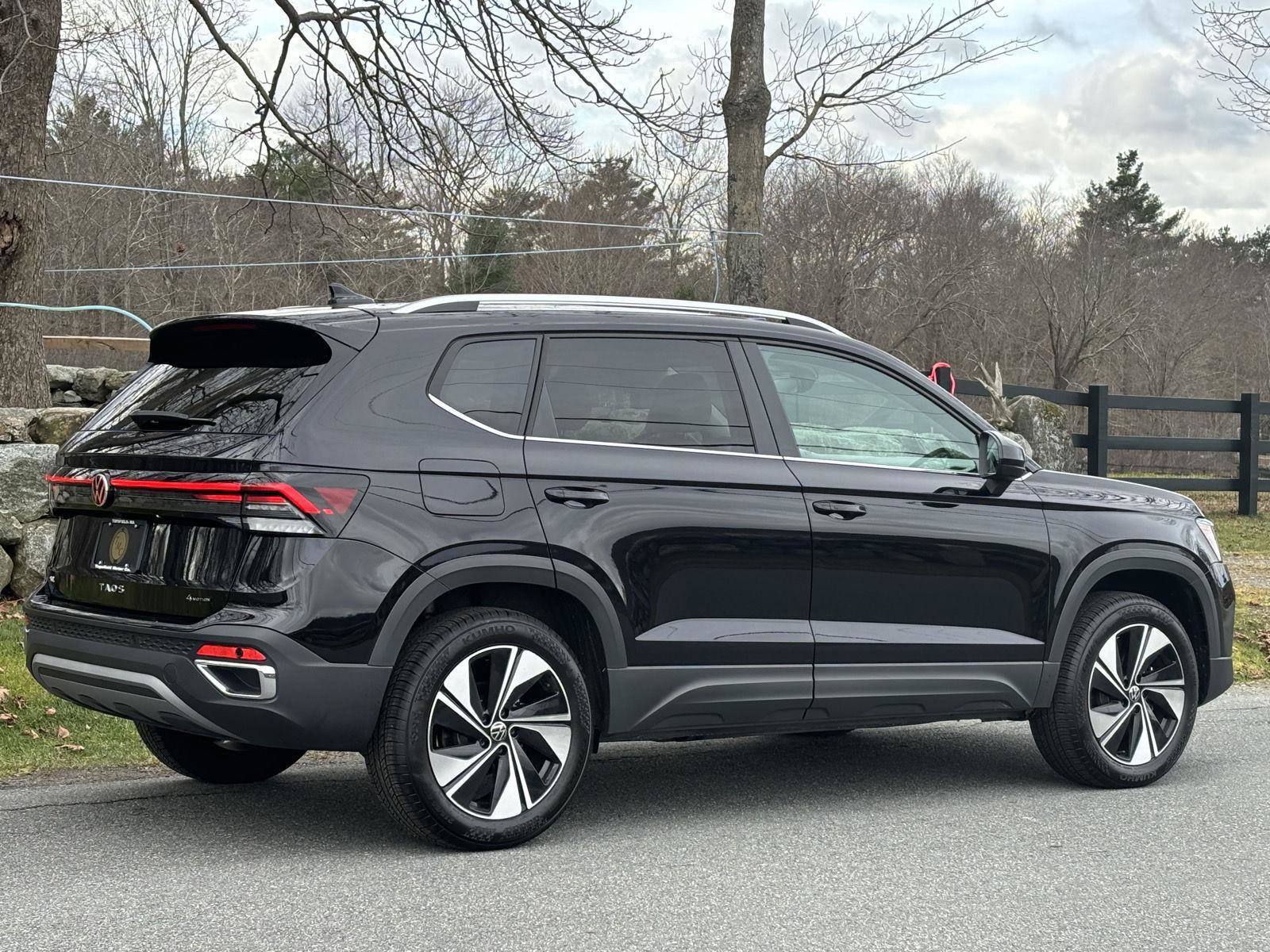 Used 2025 Volkswagen Taos SE w/ Panoramic Sunroof Package image 15