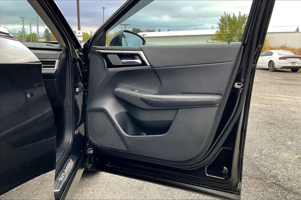 Used 2023 Mitsubishi Outlander SE image 22