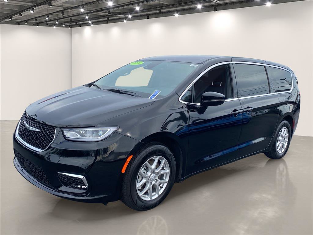 Used 2026 Chrysler Pacifica Select FWD image 3