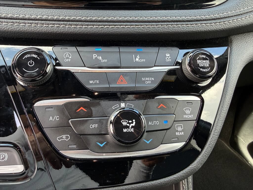 Used 2026 Chrysler Pacifica Limited FWD image 32