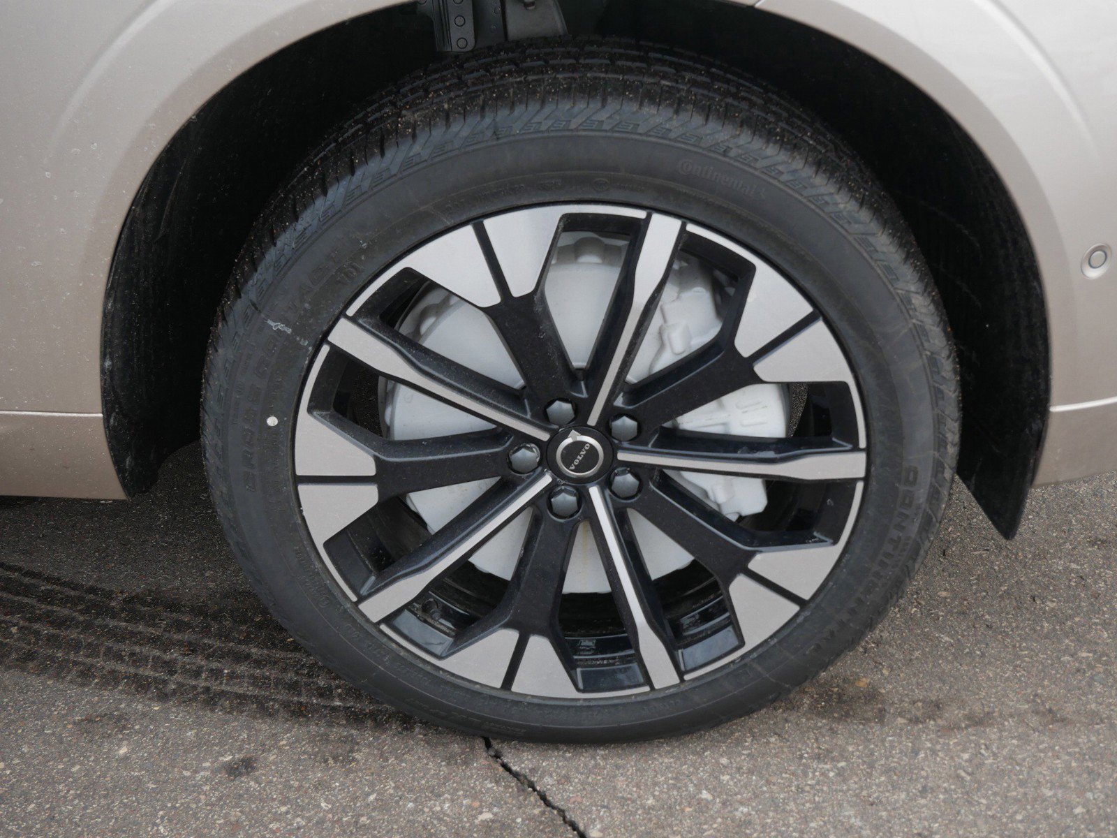 New 2026 Volvo XC60 T8 Plus w/ Protection Package Premier image 4