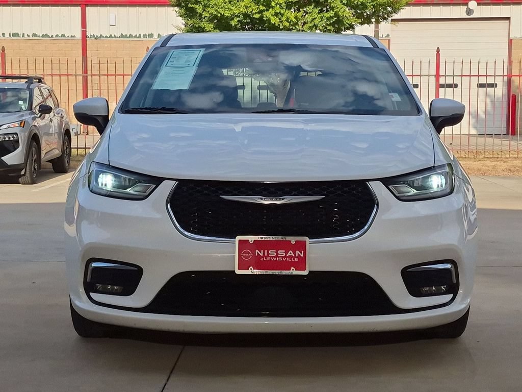Used 2023 Chrysler Pacifica Touring-L FWD image 3