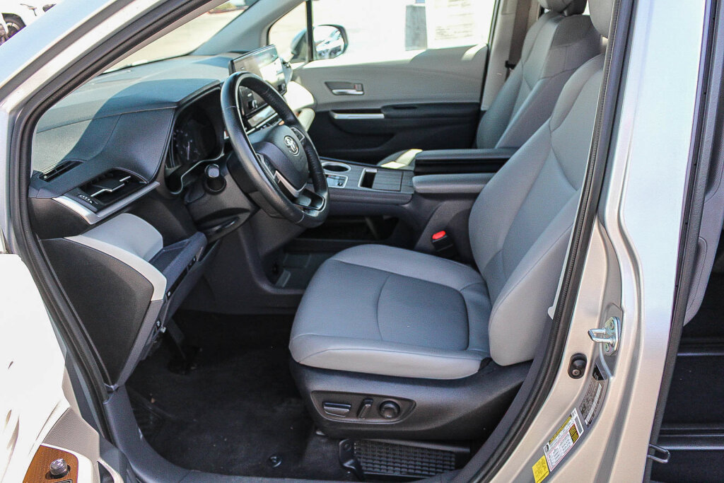 Certified 2023 Toyota Sienna XLE FWD image 9