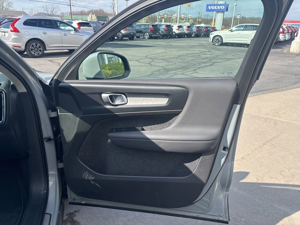 Used 2025 Volvo XC40 B5 Core image 32