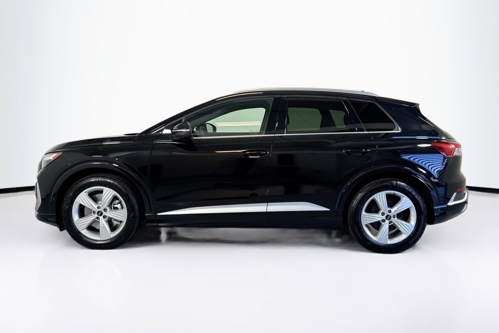 Used 2026 Audi Q4 e-tron Premium Plus w/ Premium Plus AWD/4WD image 8