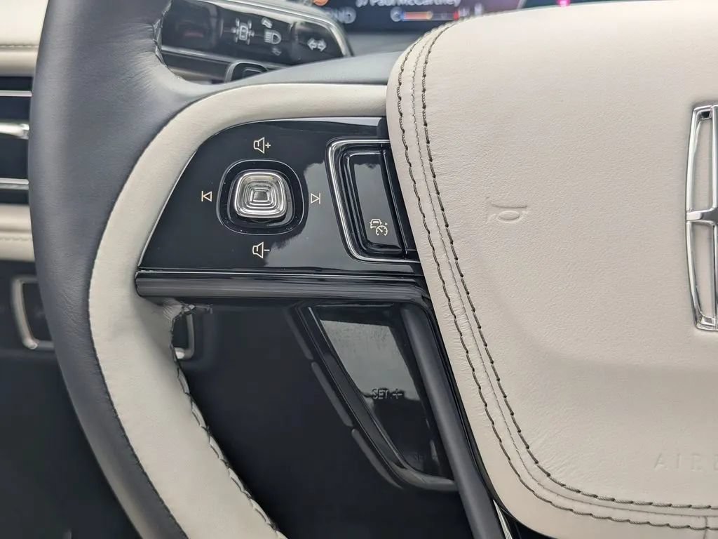 Used 2025 Lincoln Aviator 2WD image 22
