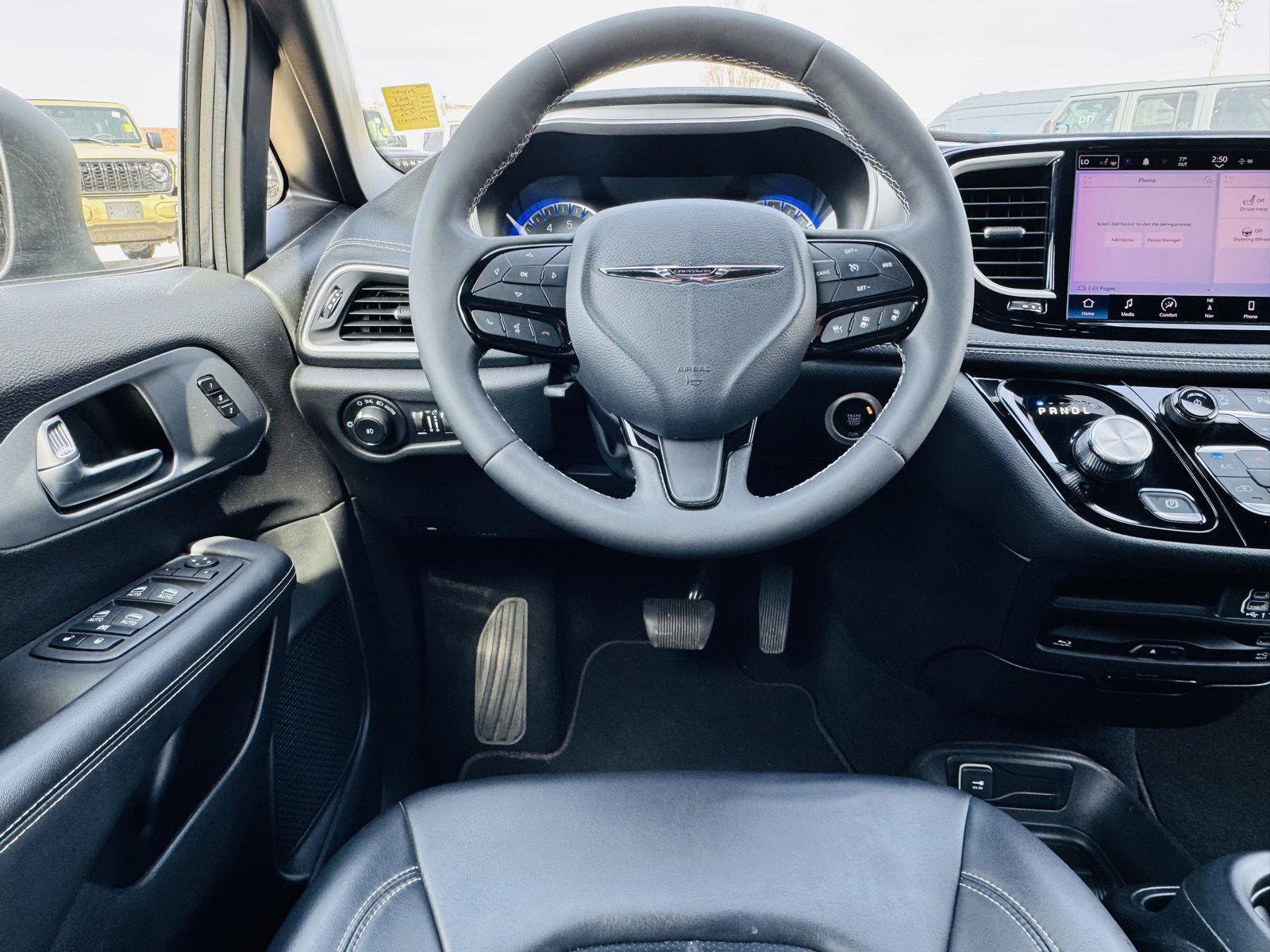 Used 2023 Chrysler Pacifica Touring-L w/ Uconnect Theater Family Group image 20