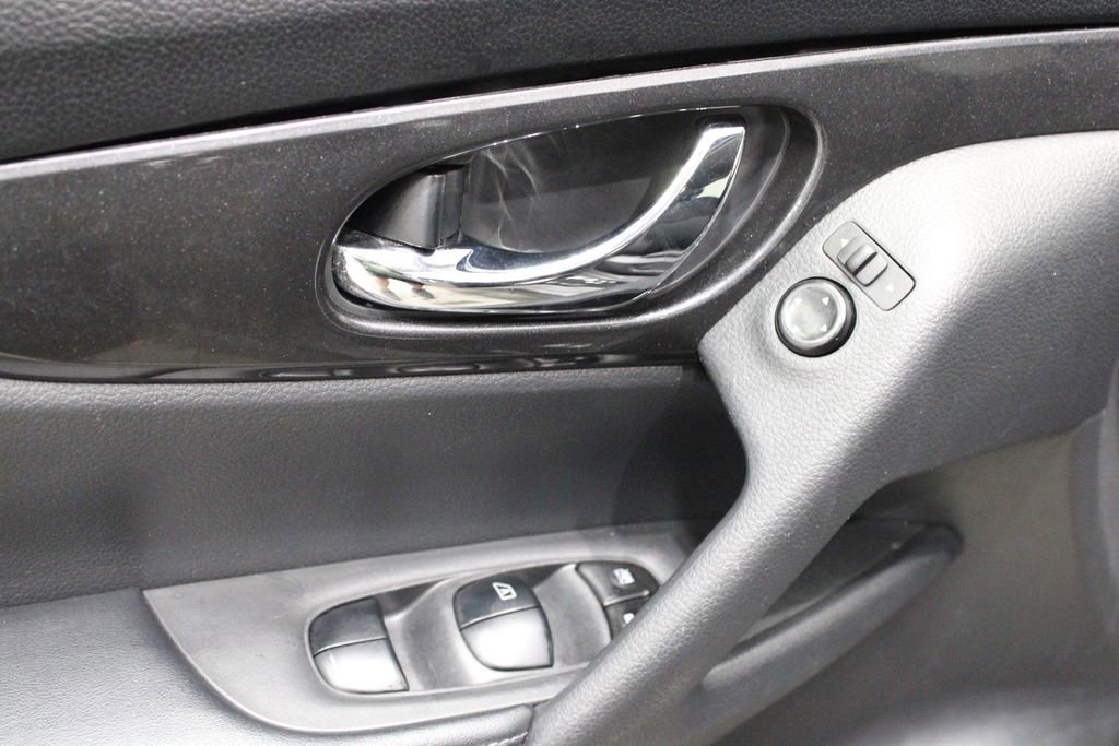 Used 2020 Nissan Rogue SV image 17