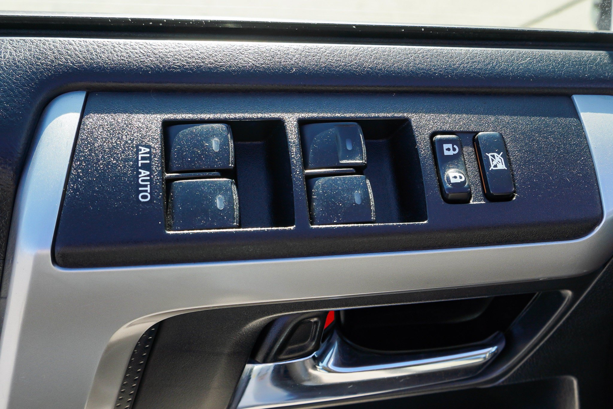 Used 2018 Toyota 4Runner SR5 AWD/4WD image 19