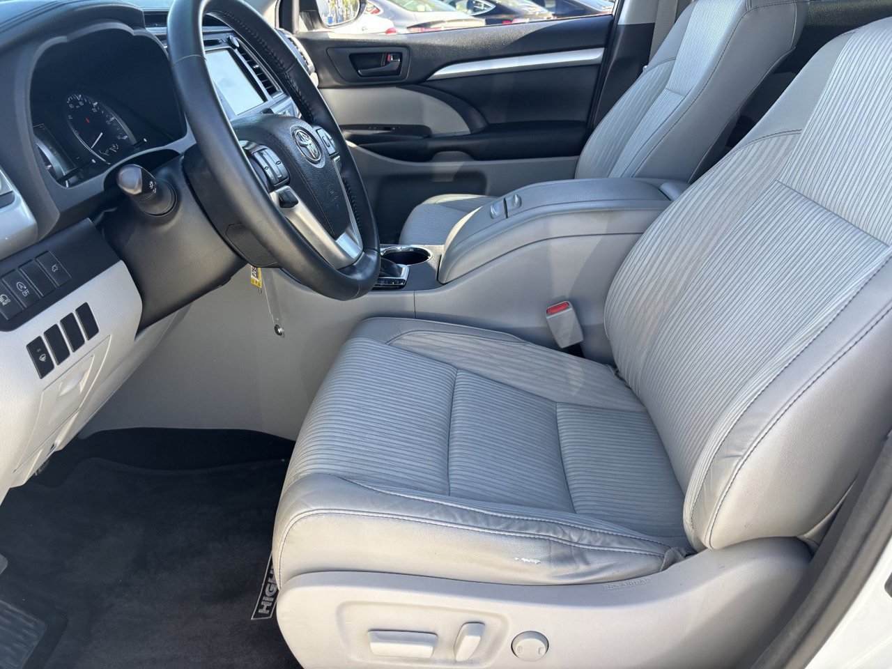 Used 2017 Toyota Highlander Plus w/ Carpet Mat Package FWD image 17