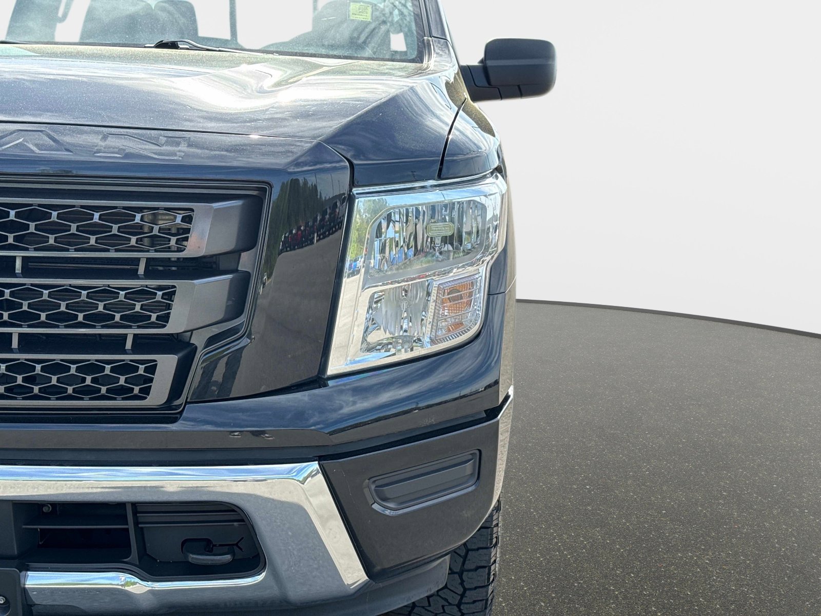 Used 2024 Nissan Titan SV AWD/4WD image 11