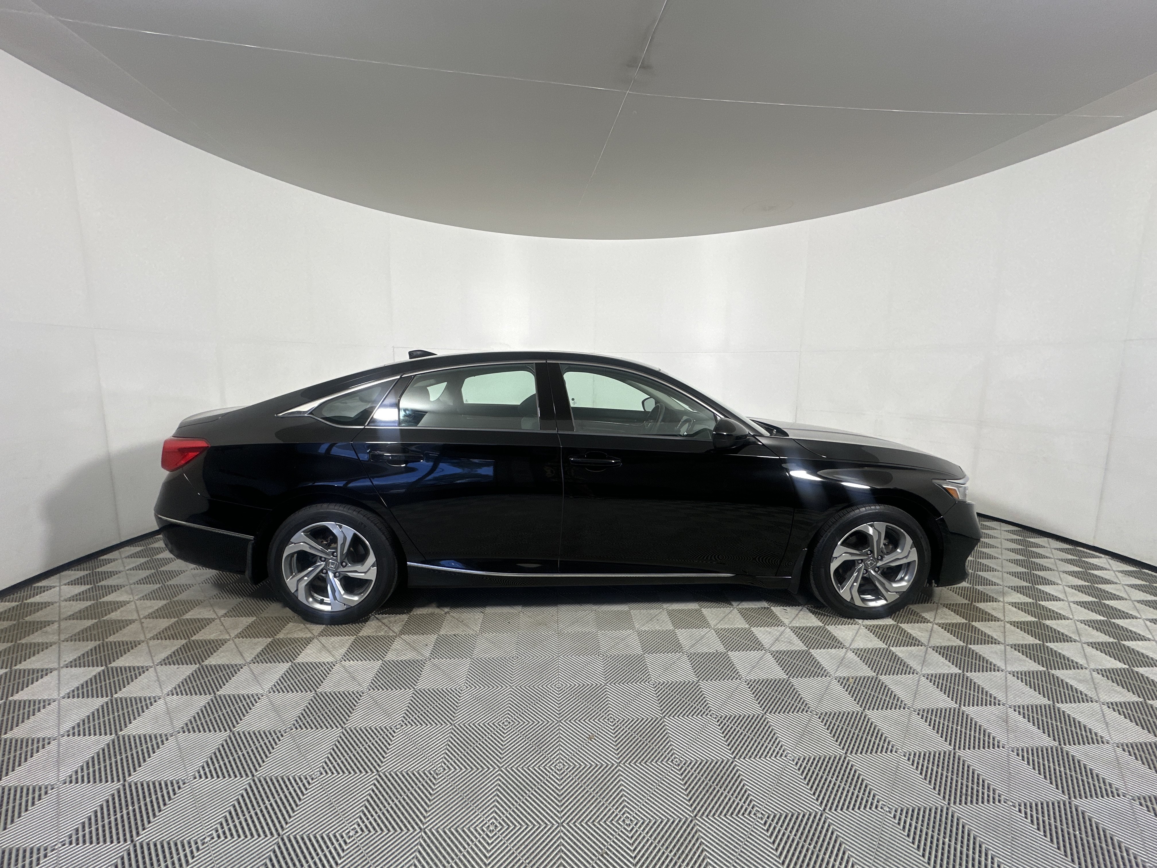 Used 2018 Honda Accord EX image 8