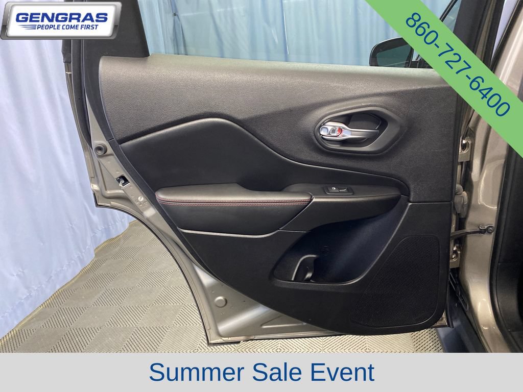 Used 2020 Jeep Cherokee Trailhawk AWD/4WD image 24