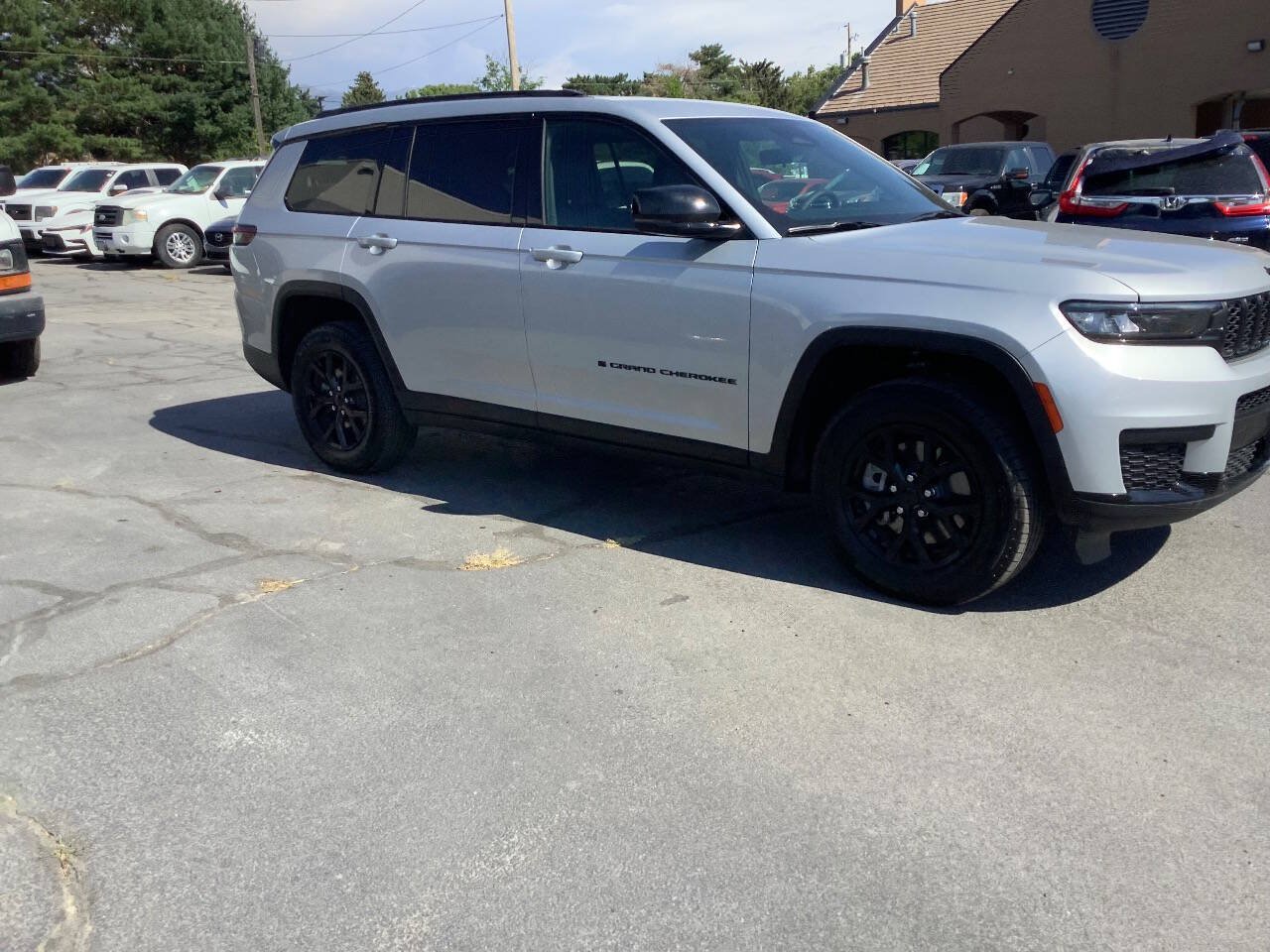 Used 2025 Jeep Grand Cherokee L Laredo AWD/4WD image 10