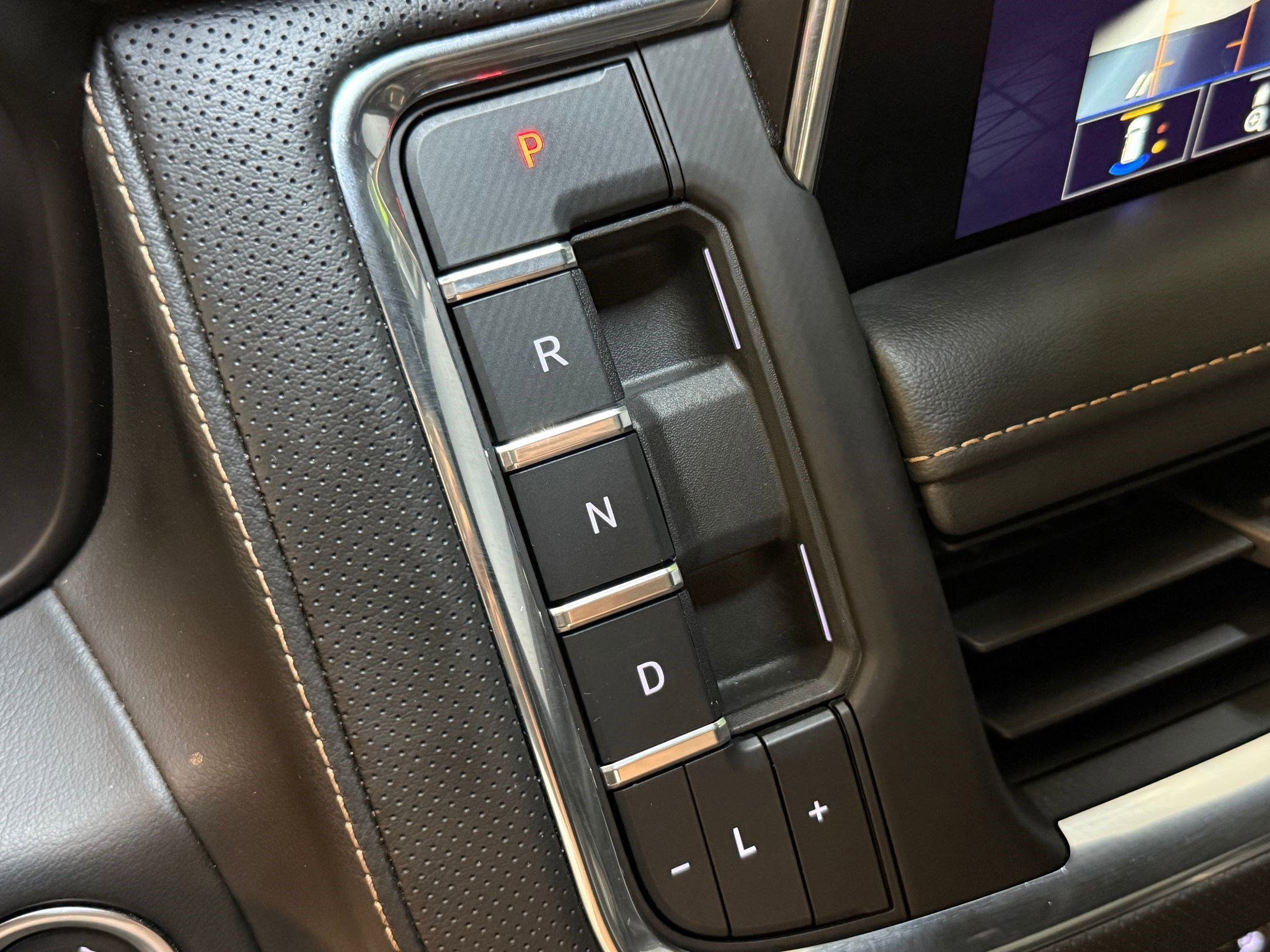 Used 2023 GMC Yukon AT4 w/ AT4 Premium Package image 31