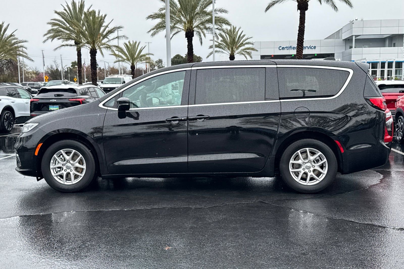 Used 2025 Chrysler Pacifica Select image 6