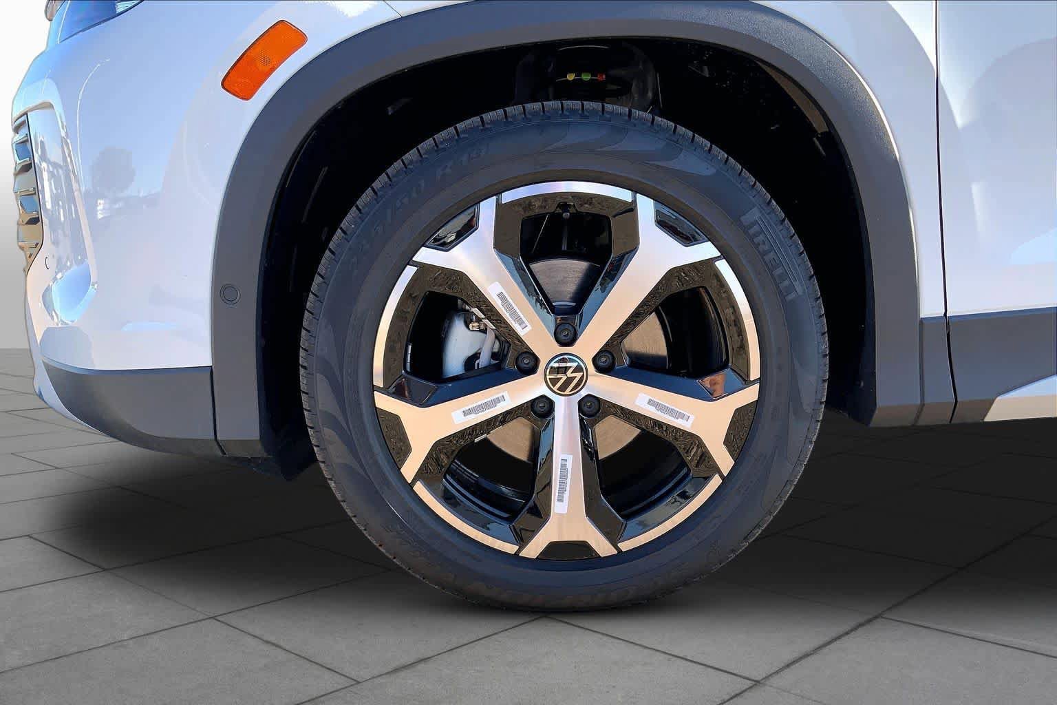 New 2026 Volkswagen Tiguan SE FWD image 12