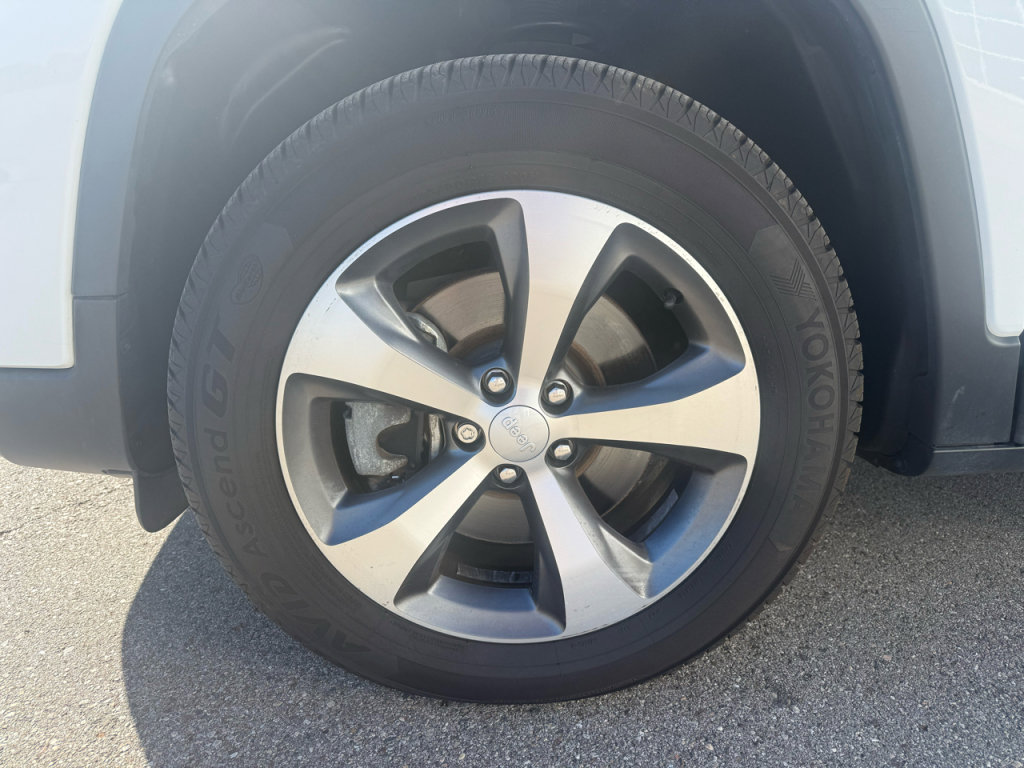 Used 2021 Jeep Cherokee Limited image 9
